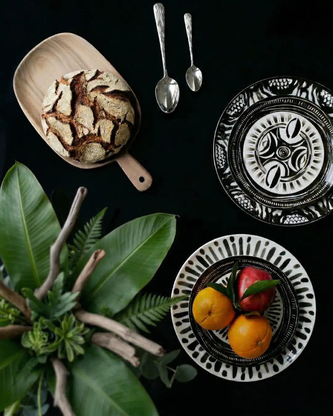 Assiette de présentation en porcelaine fine - Motif noir - The Stool | NOK