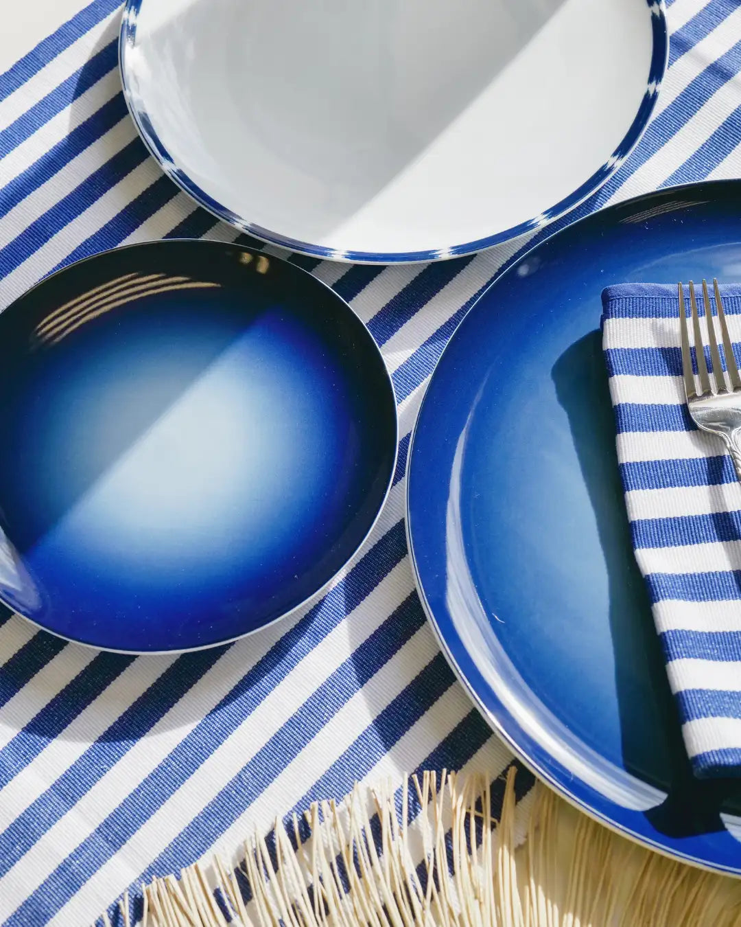 Grand saladier en porcelaine fine – Motif blanc et bleu | ADIRE