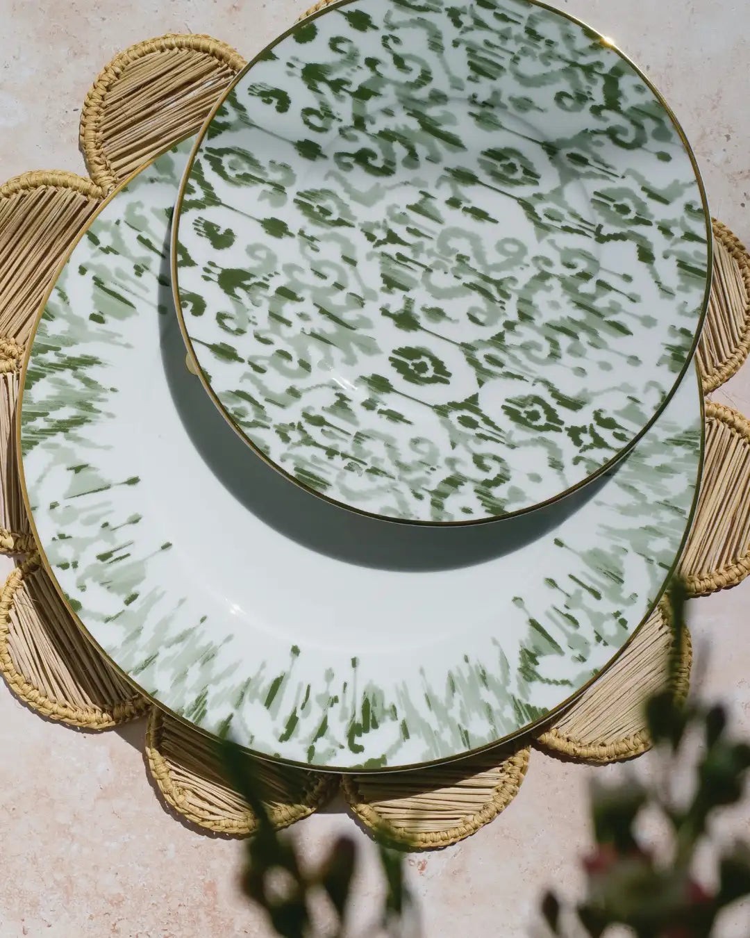 Assiette plate en porcelaine fine - Design blanc et vert sauge | MARA