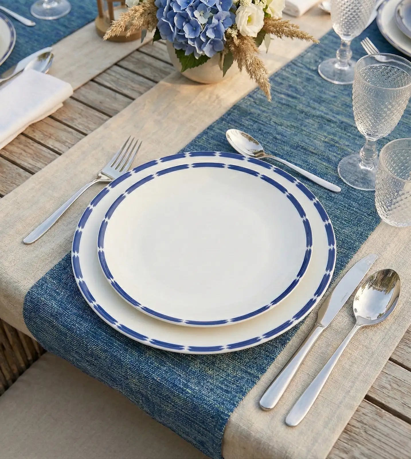 Assiette plate en porcelaine fine - Motif de bordure textile | ADIRE
