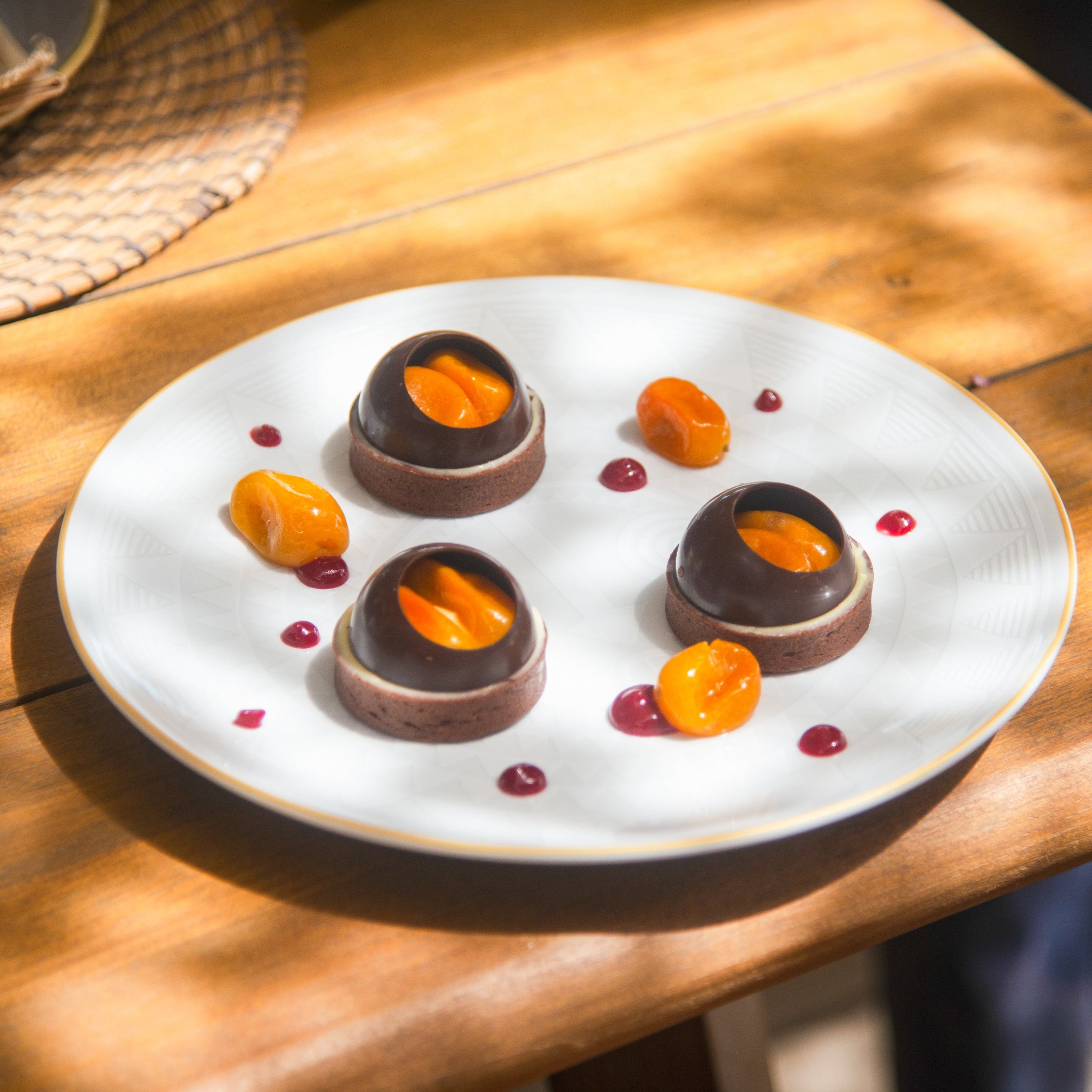 Assiette à Dessert en Porcelaine Fine - Design Blanc Lumineux | WELI ...