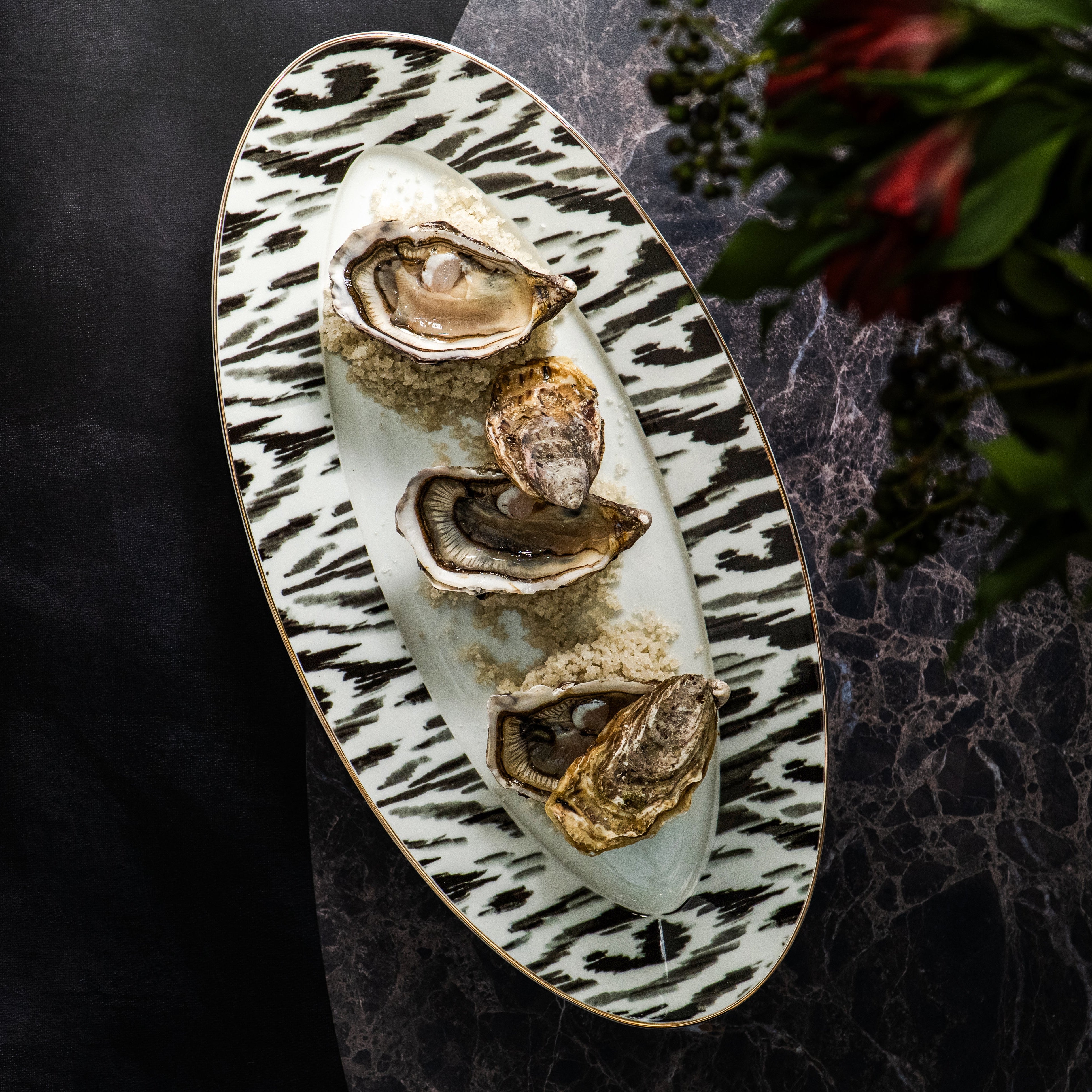 Plat Ovale en Porcelaine Fine - Motif Graphique Noir & Blanc | ECHO